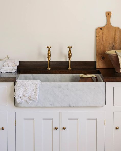 Tuscan Farmhouse Carrara Marble Sinks | deVOL Kitchens Classic English Kitchen, Tuscan Farmhouse, Wall Cupboards, Arabescato Marble, Devol Kitchens, Loft Kitchen, Marble Sink, Heirloom Furniture, Marble Sinks