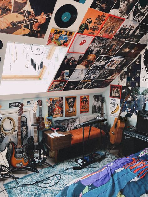 70s Rock And Roll Aesthetic Room, Bedroom Music Studio Aesthetic, Bedroom 80s Style, Rock And Roll Aesthetic Room, Musician Bedroom, Room Retro Vintage, Rock Room Decor, Rockstar Room, Messy Room Aesthetic