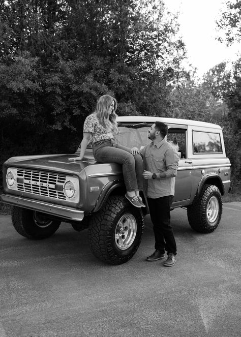 Car Couples, Park Engagement Shoot, Classic Car Photoshoot, Wedding Fotos, Black And White Couples, Couple Engagement Pictures, Country Couples, Wild Adventures, Engagement Photo Poses