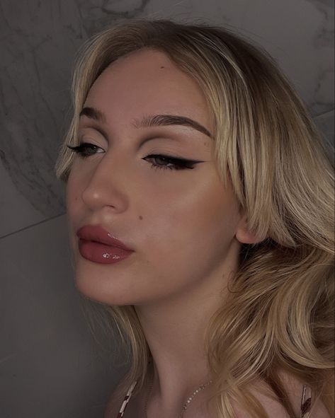 brown half cut crease with a smoked out liner and half lashes, glossy lips. perfect for autumn and winter Inner Crease Eyeshadow, Brown Smoked Out Liner, Brown Cut Crease Eyeshadow, Half Cut Crease Eye Makeup, White Eyeshadow Makeup, Smoked Liner, Smoked Out Liner, Neutral Cut Crease, Brown Cut Crease