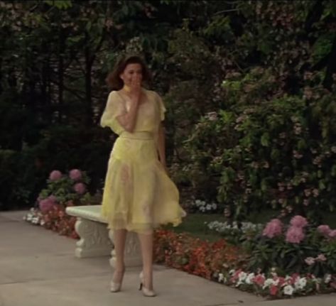 Fashion yellow dress vintage classic Grace Farrell Annie, Grace Farrell, Annie The Movie, Ann Reinking, Annie 1982, Ethereal Paintings, Museum Photos, Characters Outfits, Dream Aesthetic