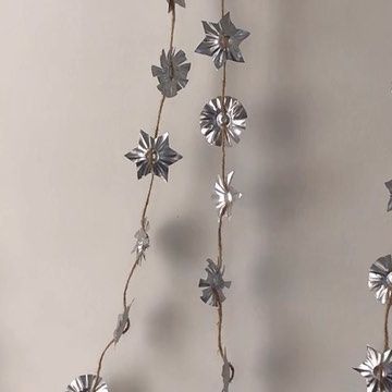 Tess Johnson on Instagram: "Homemade star garland 🌟 using aluminum roasting pans to cut out the shapes and a Swedish tartlet tin for the design. See the full tutorial in my star garland highlight" Kids Garland Diy, Tin Foil Christmas Ornaments, Diy Tin Ornaments, Tin Ornaments Diy, Diy Star Garland, Homemade Bunting, Hygge Crafts, Paper Star Garland, Tin Foil Crafts