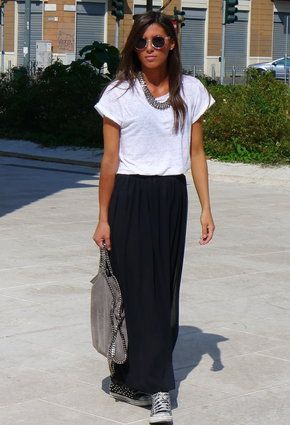 who said maxis are for formal-ish only'?? Casual Black Maxi Skirt Outfit, Black Long Skirt Outfit Casual, Long Skirt With Sneakers, Long Skirt Outfit Ideas, Long Black Skirt Outfit, Skirt With Sneakers, Black Skirt Outfit Summer, Black Maxi Skirt Outfit, Skirts With Sneakers