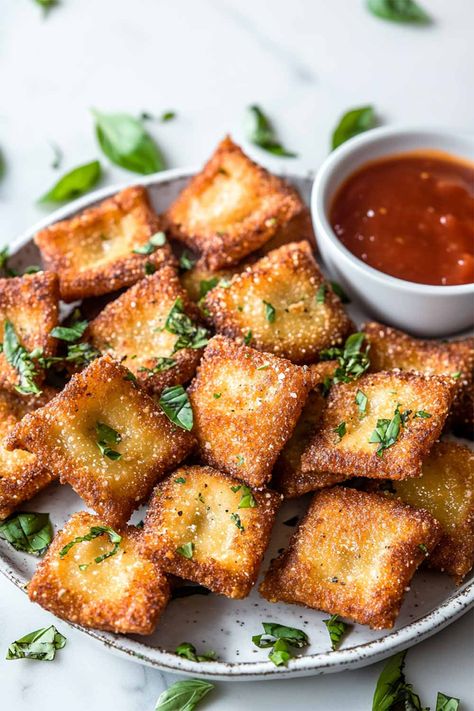 Fried Ravioli Fried Lobster Ravioli, Toasted Ravioli Appetizer, Fried Ravioli Appetizer, Fries Ravioli, Ravioli Bites, Ravioli Appetizer, Ravioli Dinner Ideas, Fried Ravioli Recipe, Stuffed Baguette