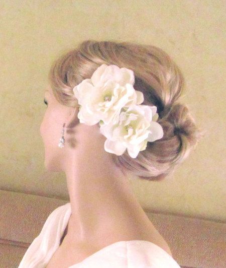 Bridal hair piece wedding hair flower  Gardenia by lolaandmadison, $68.00 White Flower Hair Clip, Wedding Organiser, Wedding Hair Flower, Hair Piece Wedding Hair, Gardenia Flower, Hair Piece Wedding, Beachy Wedding, Flower Hair Pieces, Floral Accessories Hair