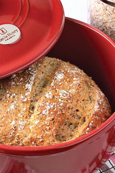 Baking bread in a Dutch oven Skillet Bread, Multi Grain Bread, Oven Bread, Dutch Oven Bread, Herb Bread, Grain Bread, Artisan Bread Recipes, Yeast Breads, Knead Bread