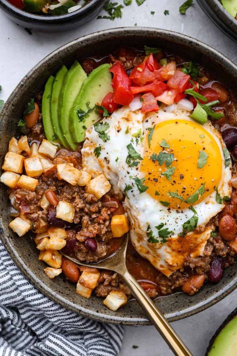 No Pork Breakfast Ideas, Breakfast With Chorizo, Eggs And Chorizo Breakfast, Fancy Breakfast Recipes, Fried Egg Breakfast Ideas, Savory Breakfast Ideas Healthy, International Breakfast Ideas, Breakfast Stew, Breakfast Chili