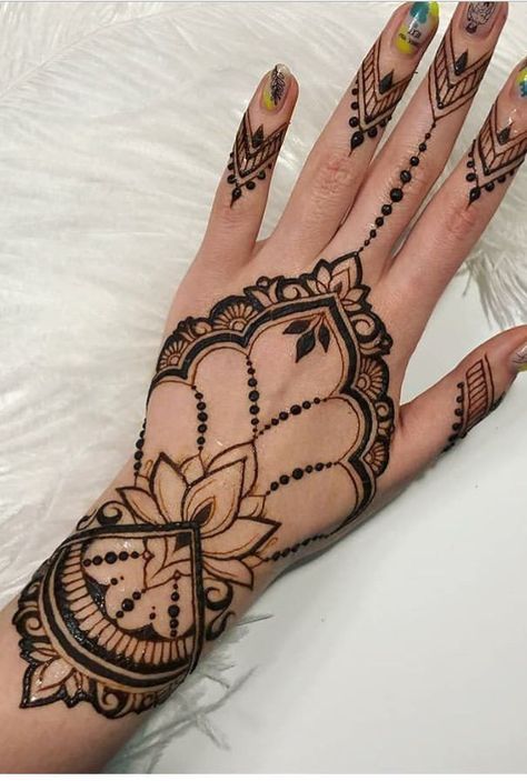 Hairstyles Mehndi, Henna Motive, Egyptian Henna, Cute Henna Designs, Cute Henna Tattoos, Henna Style Tattoos, Jagua Henna, Pride Tattoo, Henna Inspired Tattoos