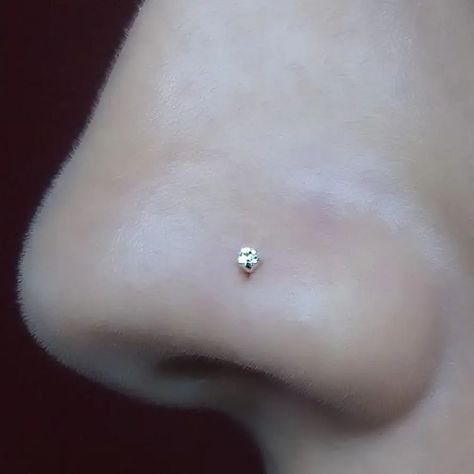 Piercing Nostril, Tiny Nose Studs, Cute Nose Piercings, Nose Piercing Stud, Face Piercings, Nose Earrings, Modern Gold Jewelry, Cute Tiny Tattoos, E Tattoo