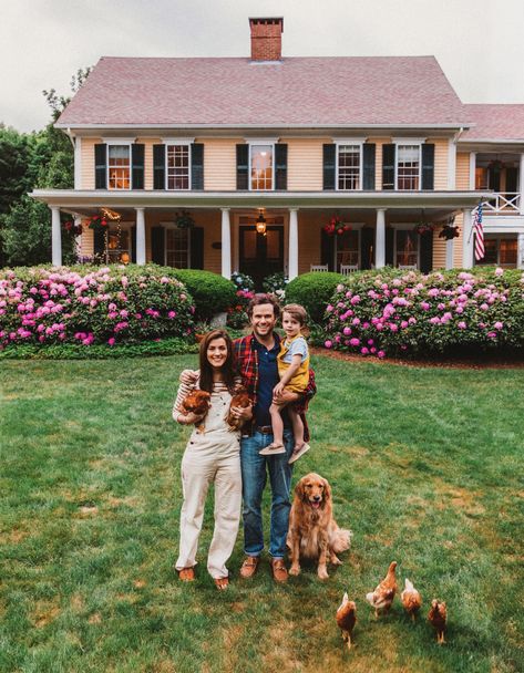 Traditional Family Aesthetic, Sara Vickers, Simple Life Aesthetic, Country Couture, Sarah Vickers, Backyard Getaway, Classy Girls Wear Pearls, Kiel James Patrick, Summer Family Photos