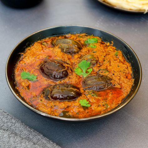 Enjoy the rich flavors of Gutti Vankaya Kura, a traditional Andhra brinjal curry with a unique peanut masala stuffing. Perfect with roti, rice, or biryani. Gutti Vankaya Andhra, Cooking Recipes Veg, Baigan Recipes, Gutti Vankaya, Peanut Masala, Brinjal Curry, Tomato Curry, Peanut Recipes, Party Dishes