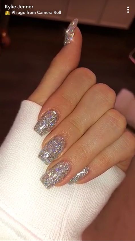 ✨ @miamourtasia ✨ Uñas Kylie Jenner, Acrylic Nails Kylie Jenner, Kylie Nails, Nye Nails, Kylie Jenner Nails, Silver Glitter Nails, Glittery Nails, Super Nails, Sparkle Nails