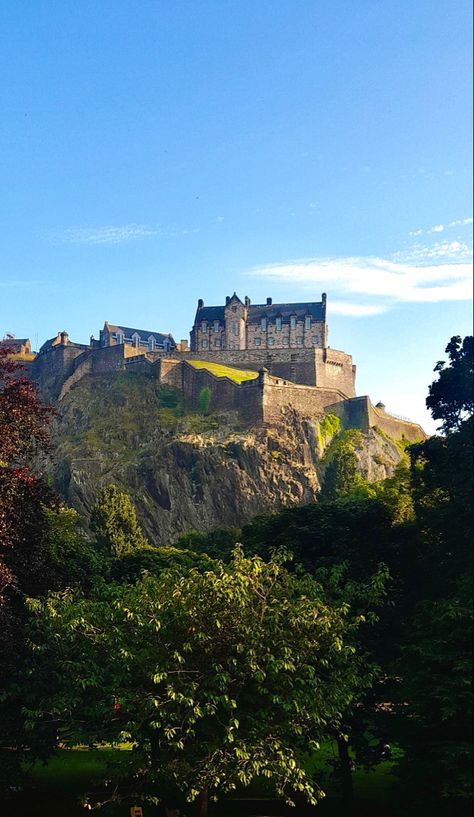 Edinburgh Countryside, Landscape References, Mountains Photography, Scottish Castles, Edinburgh Castle, Edinburgh Scotland, Scotland Travel, Edinburgh, Monument Valley