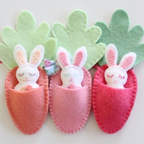 felt bunnies Felt Quilting, Easter Felt, Diy Osterschmuck, Autumn School, Holiday Hand Towels, Felt Bunny, Trendy Sewing, Easter Projects, Beginner Sewing Projects Easy