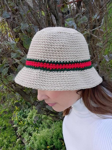 Simple Design Clothes, Crochet Bucket Hat Free Pattern, Striped Bucket Hat, Crochet Mens Hat, Girls Crochet Hats, Crochet Baby Sweaters, Chic Crochet, Crochet Bucket, Stylish Crochet