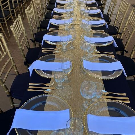 Table Set Up For Party Layout, Black And Gold Table Decorations, Banquet Table Decor, Reception Decor Ideas, Gold Table Setting, Parties Decorations, Biker Wedding, Red And White Weddings, Elegant Birthday Party