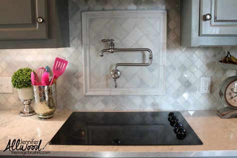 Marble arabesque tile backsplash with marble herringbone design behind stove Carrera Marble Backsplash, Rock Backsplash, Arabesque Tile Backsplash, Lakehouse Kitchen, Creative Backsplash, Pinterest Fail, Faux Tiles, Farmhouse Backsplash, Marble Subway Tiles