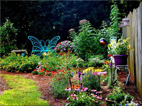 Backyard Butterfly Garden - FineGardening Backyard Butterfly Garden, Funny Vine, Butterfly Garden Design, Small Water Features, Hummingbird Garden, Fine Gardening, Green Lawn, Garden Club, Flowering Shrubs