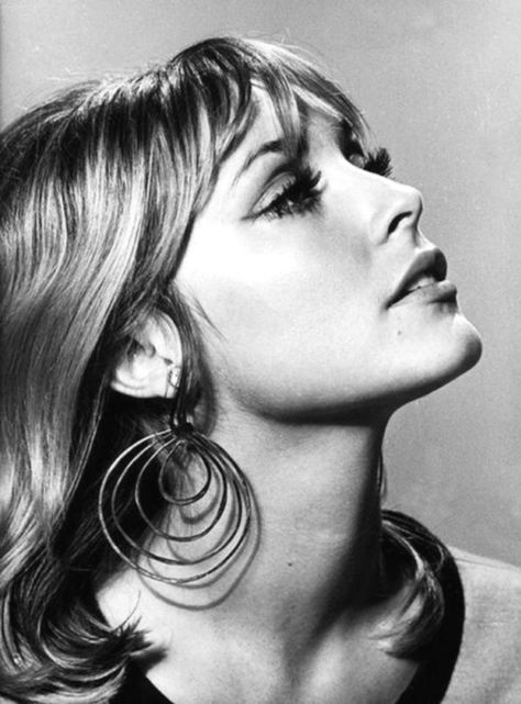 https://flic.kr/p/2kMudoi | Sharon Tate photographed by Peter Mitchell, 1966 | Wearing her favorite earrings, which her sister Debra gave her. Photographie Portrait Inspiration, I Love Cinema, Swinging Sixties, Sharon Tate, Heath Ledger, 인물 사진, Classic Beauty, Vintage Beauty, Old Hollywood