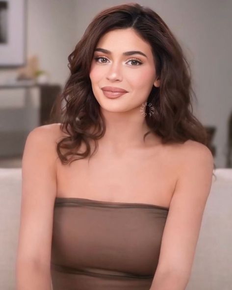 Kylie Jenner Brown Hair, Kylie Jenner Hair Brown, Kylie Jenner Hairstyle, Kylie Jenner Today, Kylie Kardashian Makeup, Kylie Jenner Face, Supermodel Aesthetic, Kylie Jenner Hair Color, Kylie Jenner Outfits Casual