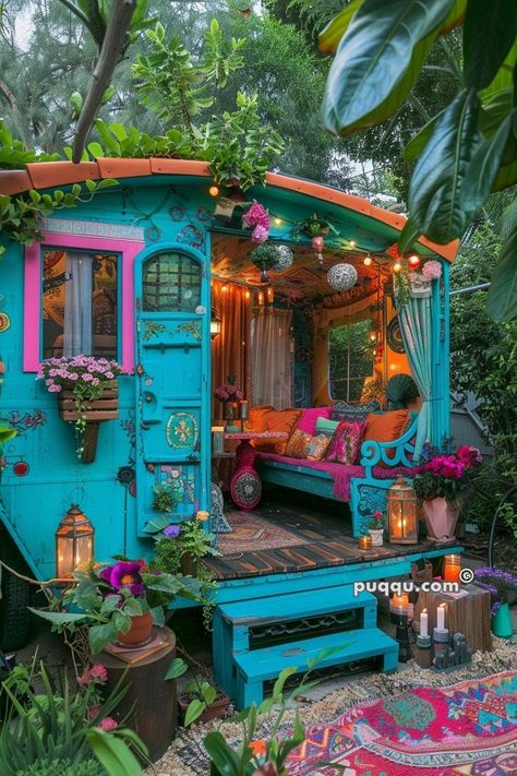 Diy Boho Backyard Ideas, Hippie Chic Decor, Outdoor Hangout, Boho Outdoor Space, Hippie House, Hippie Garden, Rv Exterior, Funky House, Outdoor Sanctuary