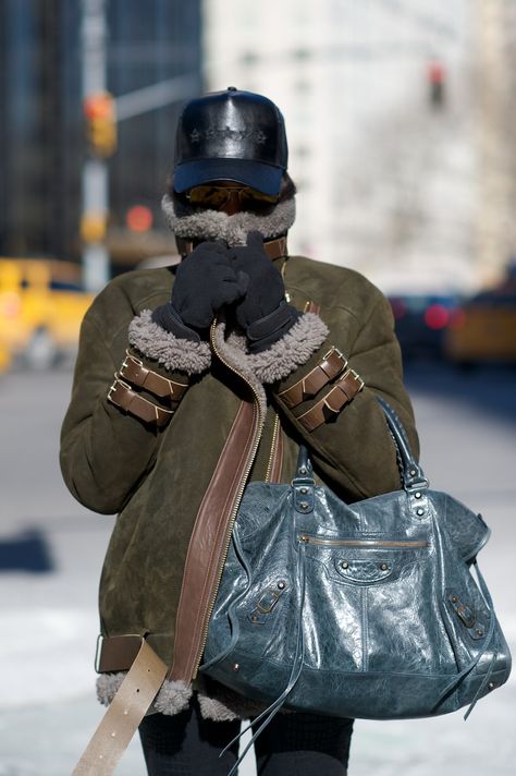 Balenciaga City Bag Outfit, Balenciaga Work, Minimalist Winter Wardrobe, Personal Style Types, Artsy Style, Nyc Girl, Bag Outfit, Daily Outfit Inspiration, Bag Boys