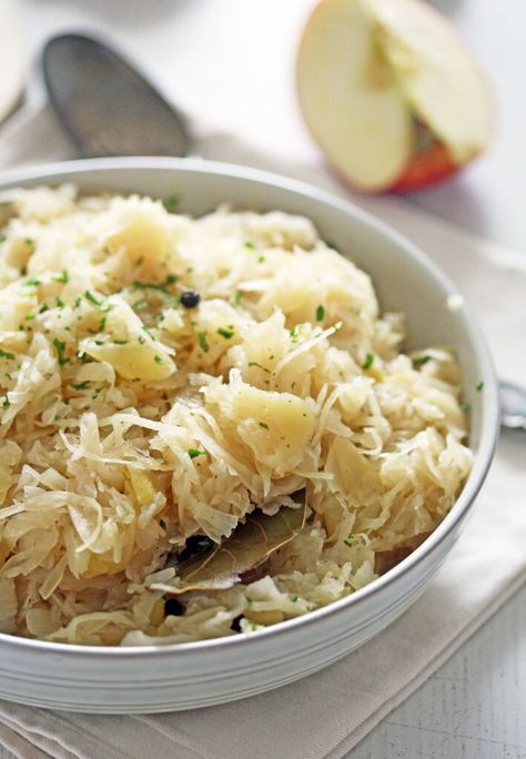 Sourkrout Recipes, Cooking Sauerkraut, German Sauerkraut Recipe, German Side Dishes, German Sauerkraut, German Food Authentic, Sauerkraut Recipe, Yummy Veggies, Fermented Cabbage