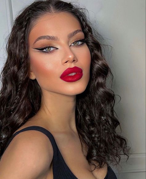 Red Lipstick Makeup Looks, Red Lips Makeup Look, Red Lipstick Makeup, Bold Makeup Looks, Red Lip Makeup, Red Makeup, Glam Makeup Look, Makijaż Smokey Eye, Bold Makeup