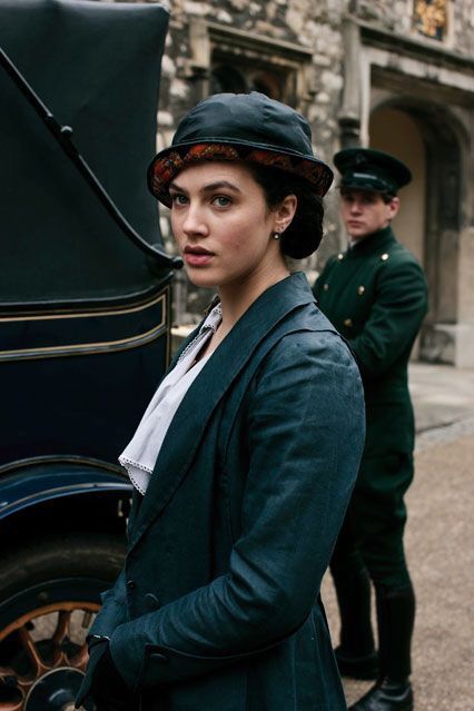 Sybil with Branson in the background. Branson Downton Abbey, Tom Branson, Lady Sybil, Jessica Brown Findlay, Dowager Countess, Jessica Brown, Downton Abby, Lady Mary, Costume Drama