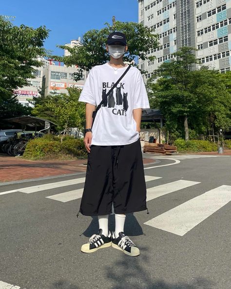 Keen Outfit Men, Eminem Albums, Culottes Outfit, Minimalist Fashion Men, Mens Shorts Outfits, Street Style Outfits Men, Street Fashion Men Streetwear, Mens Fashion Streetwear, Summer Fashion Trends