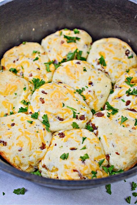 Keto Crack Biscuits Keto Cheddar Biscuits, Flour Biscuits, Kung Pao Chicken Recipe, Keto Dishes, Keto Biscuits, Taco Shells, Keto Breads, Biscuits Recipe, Lchf Recipes