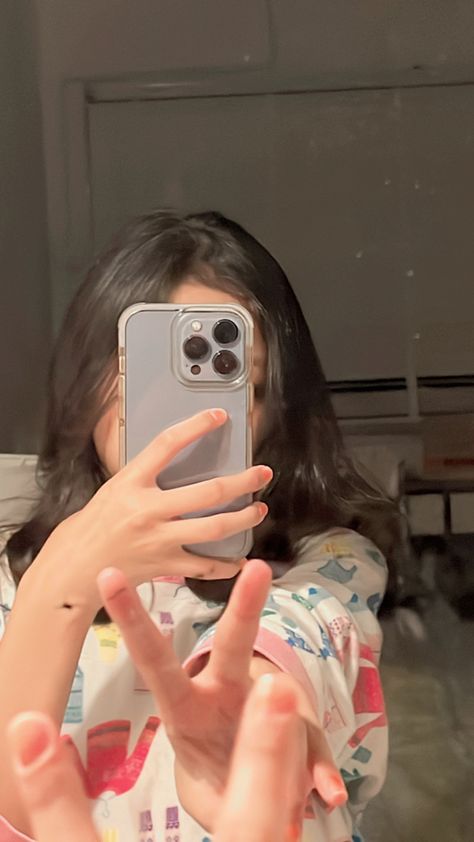 Phone Covering Face Selfie, Face Hide Mirror Selfie, Mirror Selfie Poses Face, Beautiful Profile Pictures, Beauty Makeup Tutorial, Mirror Selfie Poses, Selfie Poses Instagram, Friend Poses Photography, English Reading