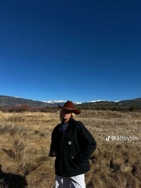 Yellowstone Fall Outfit, Fall Nature Outfit, Old Money Outdoor Outfit, Wyoming Outfit Winter, Kayce Dutton Aesthetic, Winter Western Aesthetic, Center Parcs Outfit, Country Street Style, Cowgirl Outfits Fall