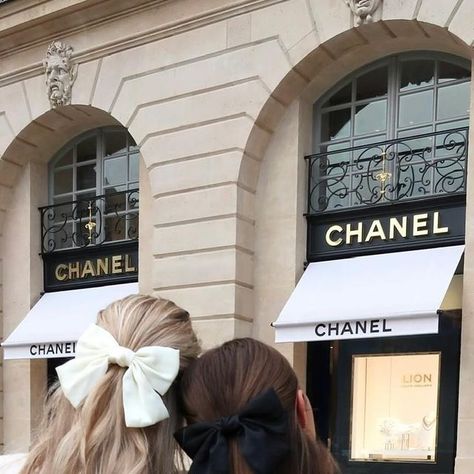 Isobel Lorna on Instagram Isobel Lorna Outfits, Isobel Lorna, Blair Aesthetic, Rich Friends, Nyc Vibes, Pinterest Feed, Parisian Aesthetic, Paris Trip, Super Rich Kids