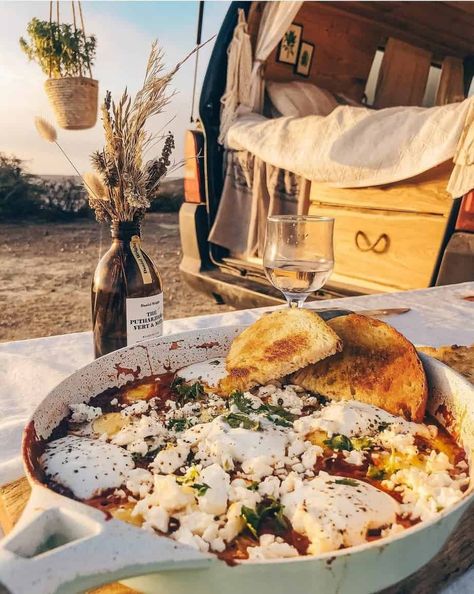 Shakshuka – A vanlife must! Quail Eggs, Vegetable Puree, Chopped Garlic, Sourdough Bread, Fresh Herbs, Van Life, Feta, Great Recipes, Nutrition