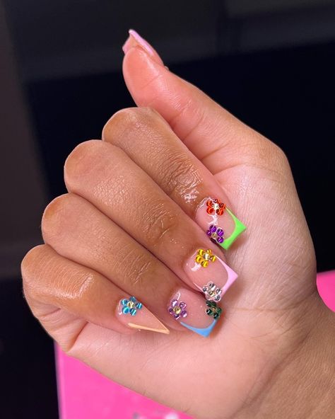 Croc Nail Design Short Nails, Short Acrylic Nails For Braiders, Short Braiders Nails, Nails For Braiders, Short Freestyle Nails With Charms, Braider Nails Set Short, Square Nails With Stiletto Pinky, Braider Nails Set, Short Junk Nails Blue