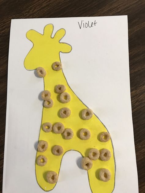 Cheerio Giraffe Craft, Giraffe Eyfs Activities, Preschool Giraffe Activities, Giraffe Crafts For Toddlers, Cheerio Crafts, Land Animals Preschool Activities, Zoo Art For Toddlers, Giraffe Craft Preschool, Zoo Animal Crafts For Toddlers