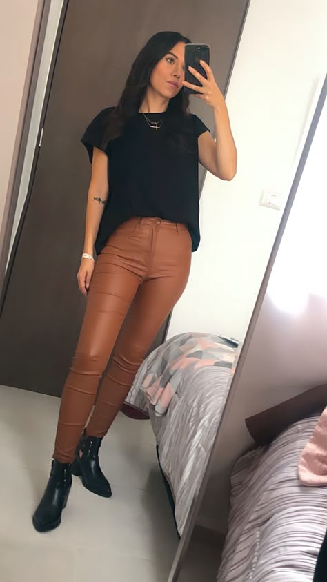 Pantalon Camel Outfits Mujer, Cropped Sweater Outfit, Outfits Leggins, Camel Outfit, Over 40 Outfits, Outfit Botas, Outfits Con Jeans, Look Office, Look Jean