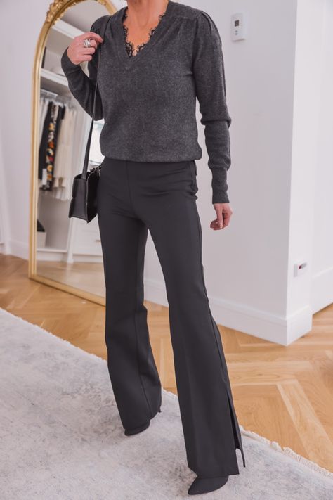 Sweater & Black Pants outfit Pants Office Outfit, Style Black Pants, Office Outfit Inspiration, Black Work Pants, Chic Office Outfit, Busbee Style, Stylish Spring Outfit, Black Pants Outfit, White Turtleneck Sweater