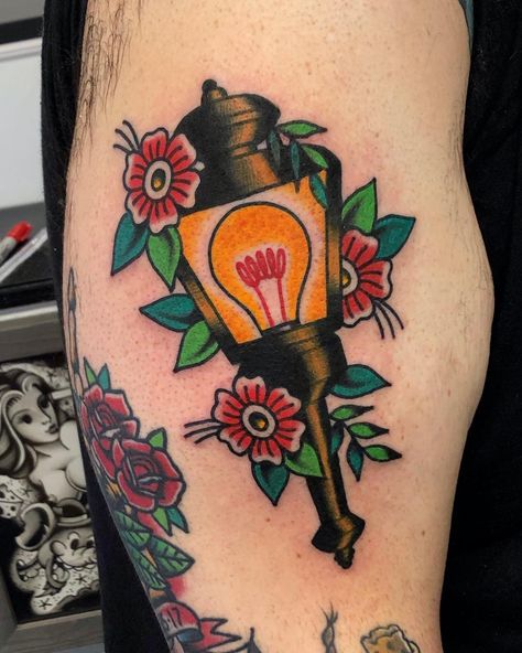 🌹 N I C H O L A S 🌹 on Instagram: “Front porch light in remembrance of my clients grandfather. Thanks for looking. #tattoo #tattoos #traditionaltattoos #bright_and_bold…” Front Porch Light, Grandfather Tattoo, Trad Tattoos, Camping Tattoo, Lamp Tattoo, Globe Tattoos, Lantern Tattoo, Traditional Tattoo Inspiration, Traditional Style Tattoo