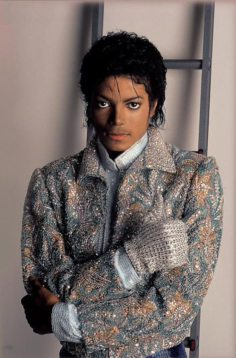 The Changing Face of Michael Jackson http://www.slaughdaradio.com Trap Music Radio 80's Hairstyle, Joseph Jackson, King Of Pop, Michael Jackson Pics, Jackson 5, Jackson Family, The Jacksons, Actrices Hollywood, Princesa Diana