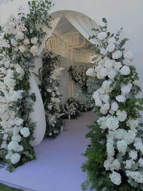 White And Green Wedding Entrance, Welcome Gate Wedding, Entrance Arch Wedding, Arch Walkway, Wedding Tunnel, Wedding Tunnels, Wedding Gate, Wedding Entrance Sign, Wedding Sign Decor