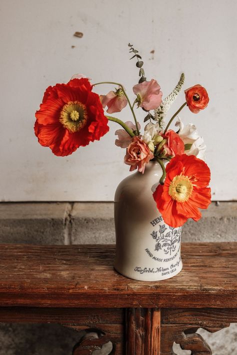 Diy Garden Decoration, Spring Moodboard, Flowers In Vases, Poppy Bouquet, Market Flowers, Flower Vase Arrangements, Spring Family, Garden Aesthetic, Vase Arrangements