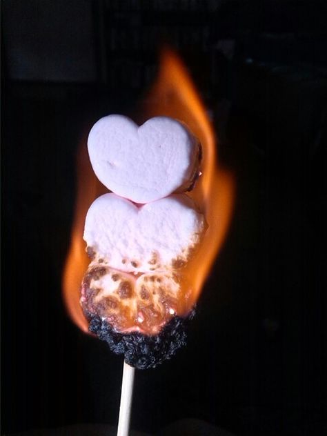 Flaming marshmallow hearts Flaming Marshmallow, Roasting Marshmallows, Toasted Marshmallow, Painting Inspo, Tasty Food, Party Snacks, Marshmallows, Food For Thought, Cali