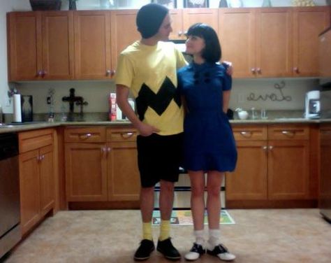 Adorable Charlie Brown amp Lucy Costumes! Charlie Brown And Lucy, Charlie Brown Costume, Halloween Couples Costumes, Lucy Costume, Charlie Brown Lucy, Couple Cosplay, Costume Inspirations, Halloween Couples, Costume Inspo