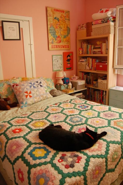 Twee Bedrooms, 60s Bedroom, Casa Vintage, Deco Retro, Production Design, Granny Chic, A Black Cat, Pink Room, Cheap Home Decor