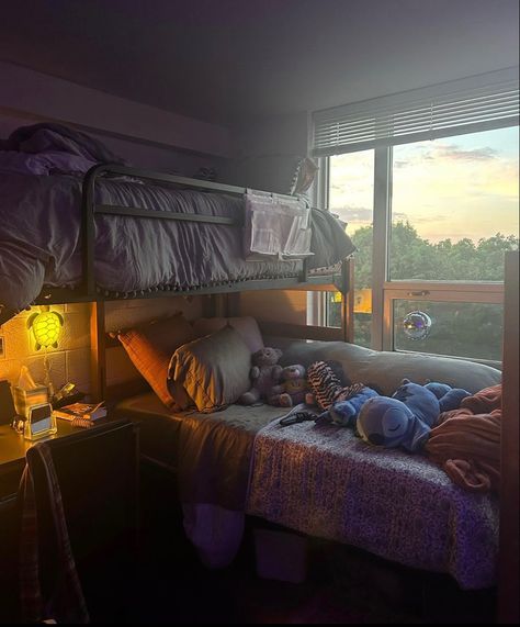 Dorm Room 3 Person, Room With Bunk Beds Ideas, Bunk Beds Aesthetic, Bunk Bed Aesthetic, Aesthetic Bunk Bed, Room With Bunk Beds, College Room, Bedroom Setup, Apartment Life