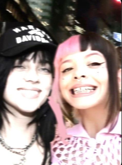 Melanie Martinez Billie Eilish, Melanie Martinez As A Kid, Emo Melanie Martinez, Billie And Melanie, Melanie And Billie, Billie Eilish And Melanie Martinez, Melanie Martinez Pics, Melanie Martinez Style, Melanie Martinez Drawings