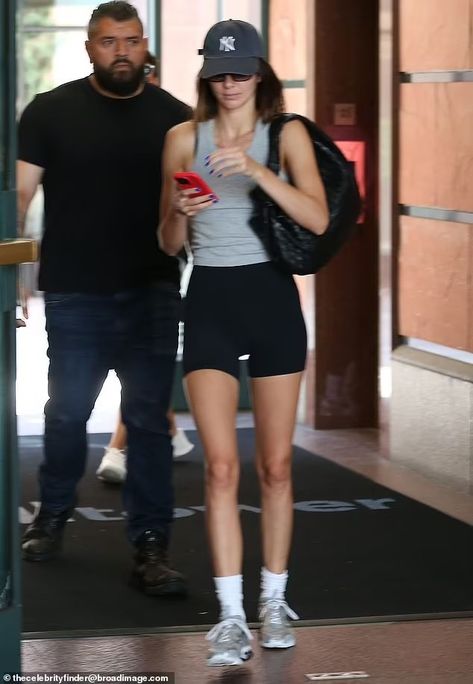 Kendall Jenner Wimbledon, Kendall Jenner Biker Shorts, Kendall Jenner Shorts Outfit, Gym Outfit Kendall Jenner, Kendall Workout Outfit, Kendall Summer Outfits, Kendall Jenner Gym Outfits, Kendall Jenner Workout Outfits, Workout Outfits Women Gym