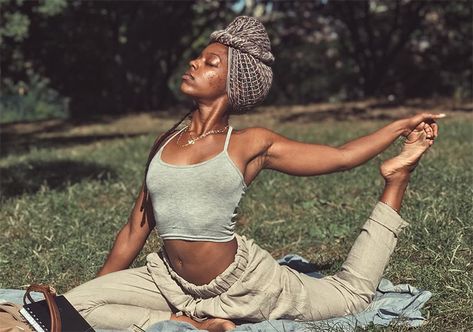 Yoga Outside, Kemetic Yoga, Yoga Photoshoot, Yoga Aesthetic, Yoga Inspo, Estilo Fitness, Outfit Yoga, Yoga Exercises, Yoga Photography